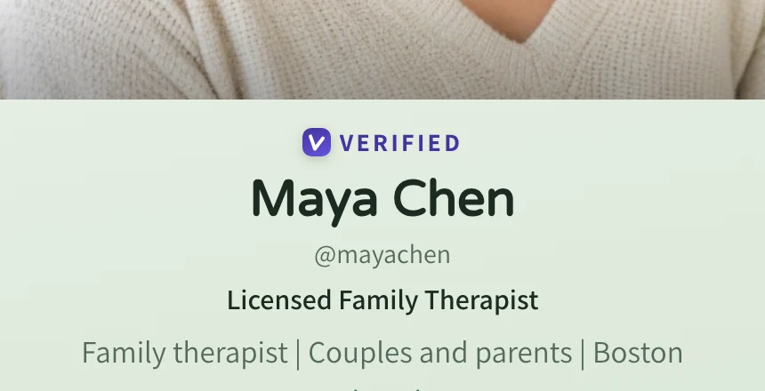 תג Verified בצבע האינדיגו של MyVisito מעל השם בכרטיס